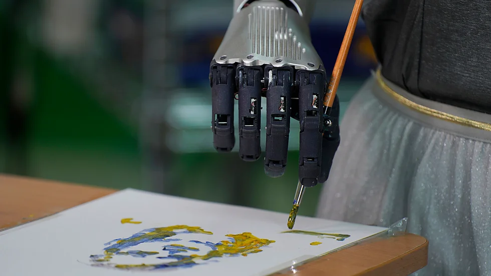 En robot som kan skapa konstverk har släppts av egyptiska tullen. Roboten på bilden är en annan, som visats i Hongkong. Arkivbild.