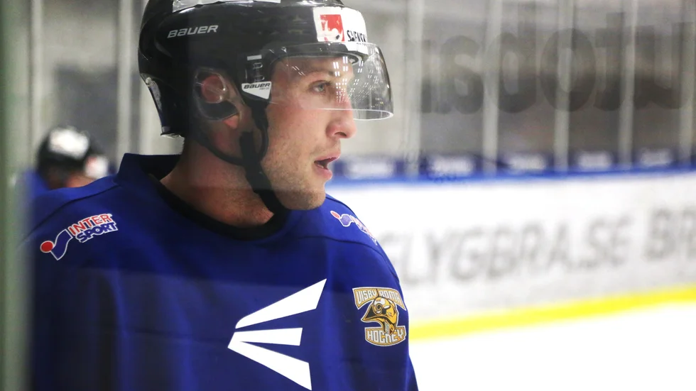 Adam Eriksson är tillbaka i Visby Roma och comebacken sker mot Enköping på söndag kväll.