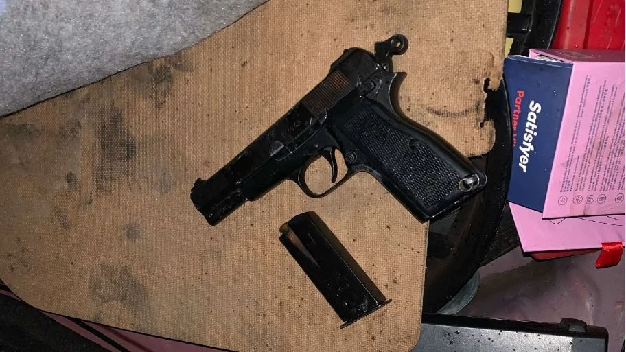 I bagaget på bilen som mannen körde hittades vad som först troddes vara en skarpladdad pistol. En teknisk undersökning visade att det var en pistolattrapp.