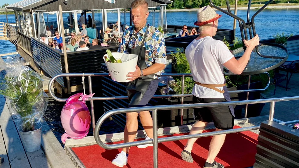 Raska steg på premiärkvällen. För Fredrik Johansson, ägare till restaurangbåten Strandbaren, och hans personal var det gott om arbete under fredagskvällen.
