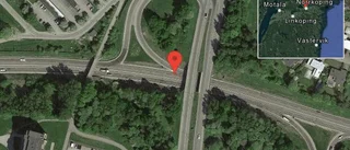 Personbil stillastående på E22 - problem i trafiken
