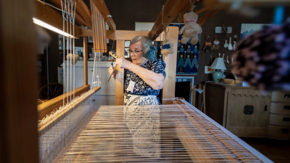 Doris Wiklund lärde sig väva som barn. 91 år fyllda är vävningen fortfarande en stor del av hennes liv. "När man väver glömmer man allt annat. Det ger själen ro och är spännande", säger hon.