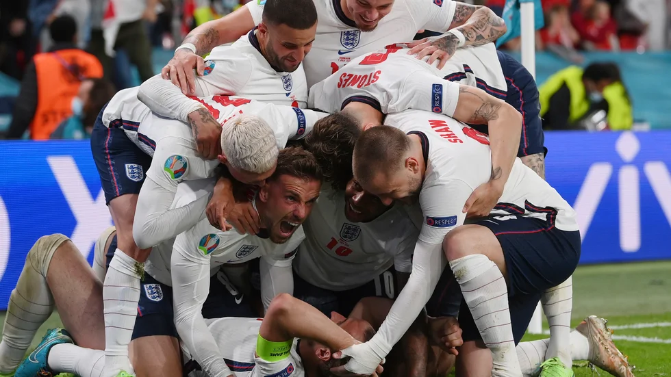 Harry Kane klappas om efter att ha avgjort semifinalen mot Danmark. Får England jubla på nytt efter finalen mot Italien? Arkivbild.