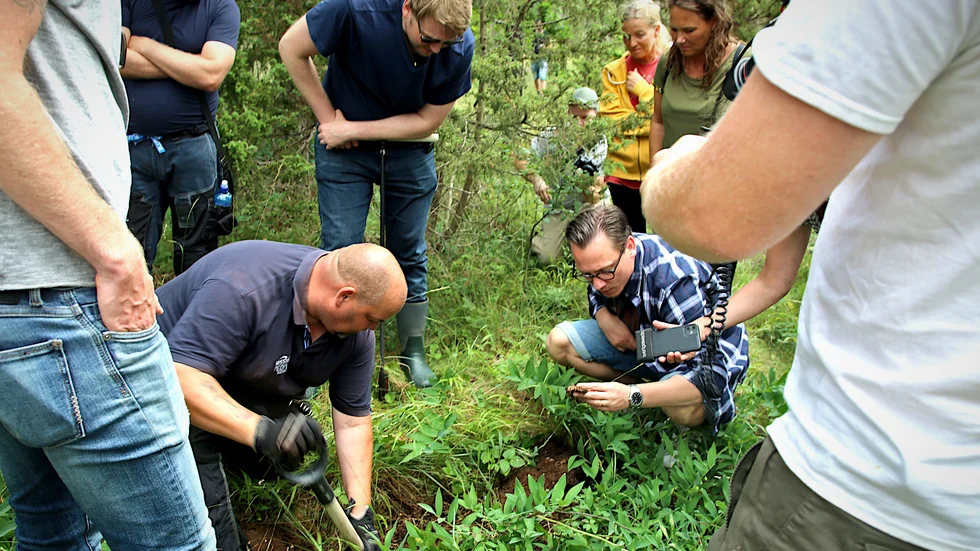 När någon hittade en plats som såg intressant ut undersökte de jorden och grävde efter tecken på att någon har grävt ned något där förrut.