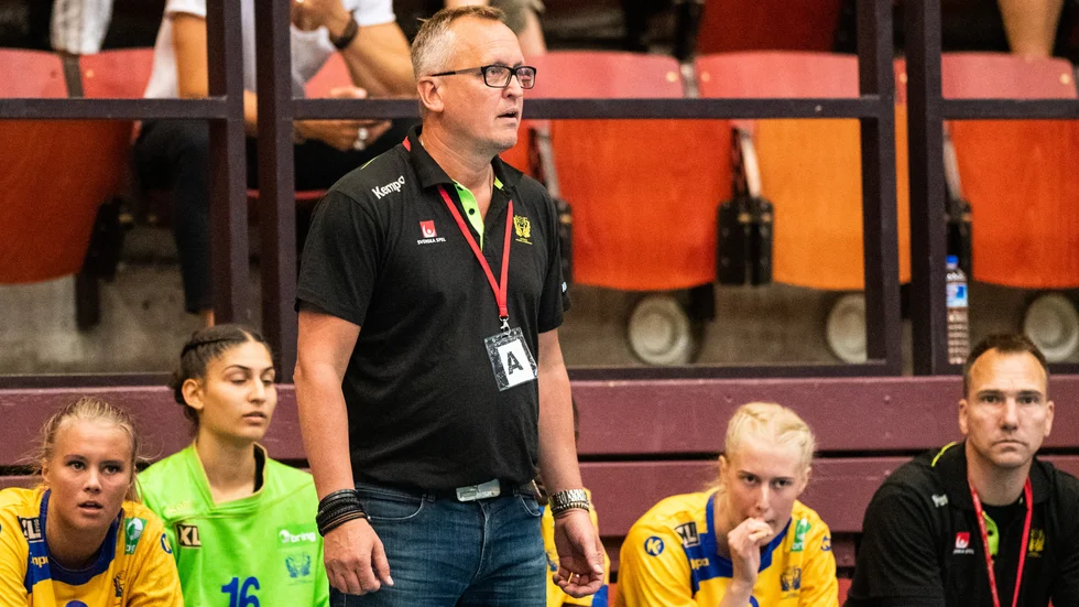 Patrik Svarvén är förbundskapten för Sveriges U19-landslag, där Nina Koppang är en viktig spelare. 