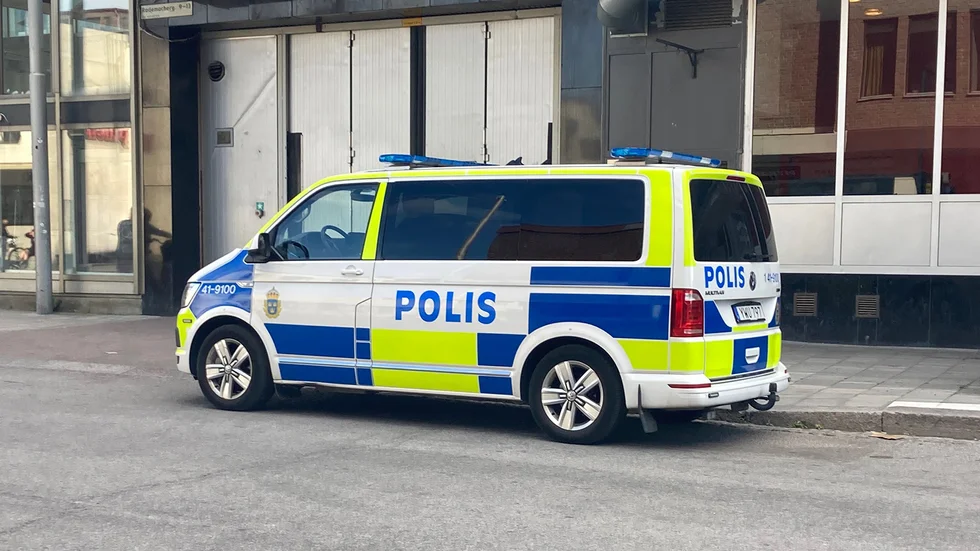 Polisen larmades till platsen 16:48. En halvtimme senare var de på plats för att kontrollera de två männen.