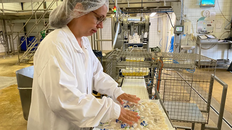 Karin Almstedt, kvalitets- och miljöchef vid Vätternpotatis, visar en storköksförpackning med förkokt potatis.