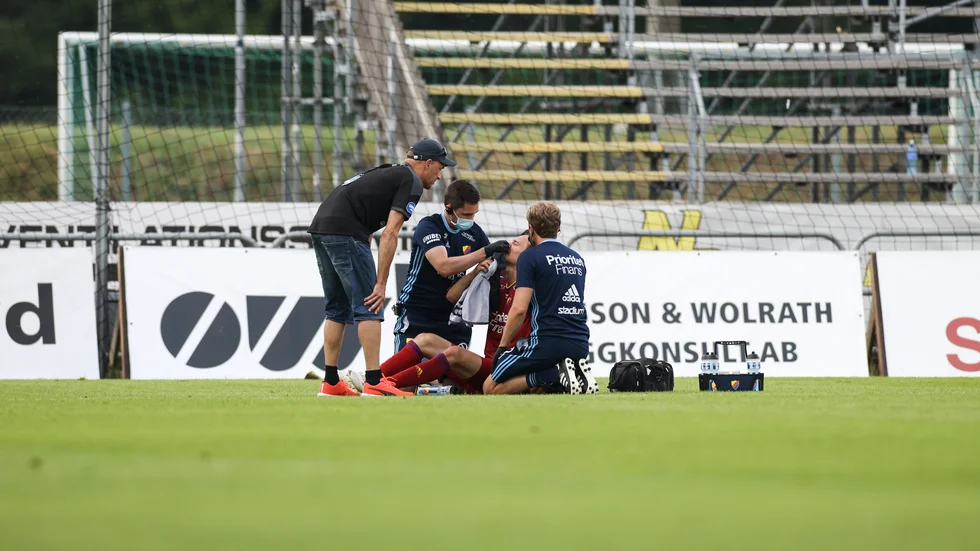 Djurgårdens Hjalmar Ekdal ses över av sjukvårdare efter att ha fått en smäll.