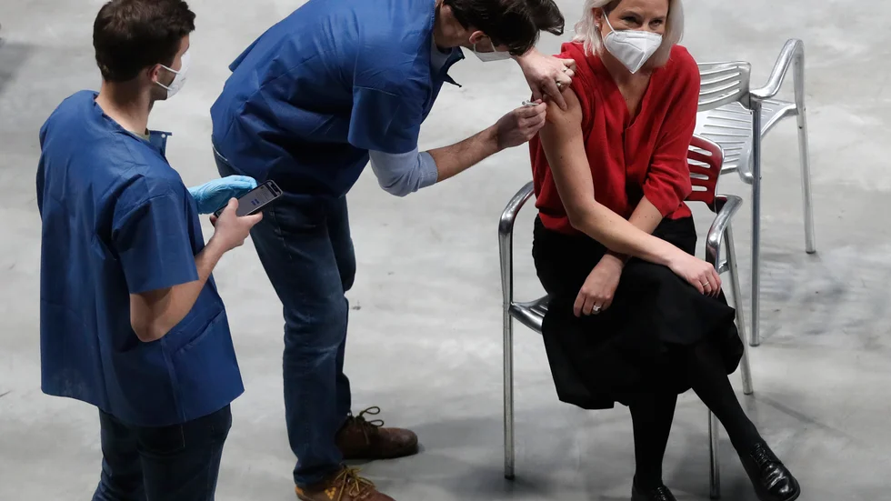 En kvinna får vaccin mot covid-19 på ett nationellt vaccinationscenter i Prag. Arkivbild