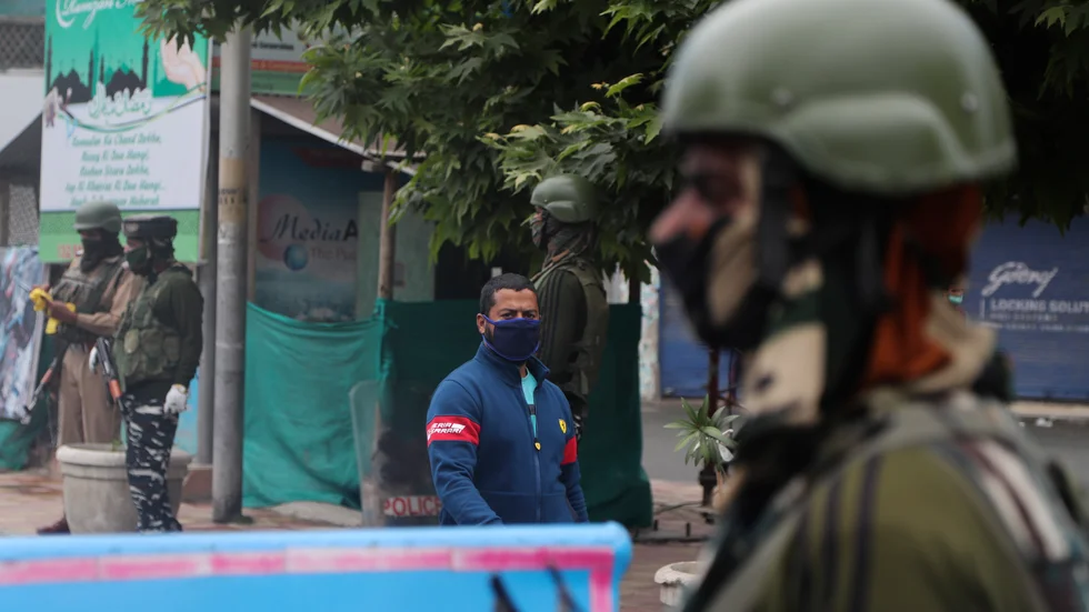 Indiska soldater bevakar en gata i Srinagar i Kashmir efter oro för terrordåd. Arkivbild.