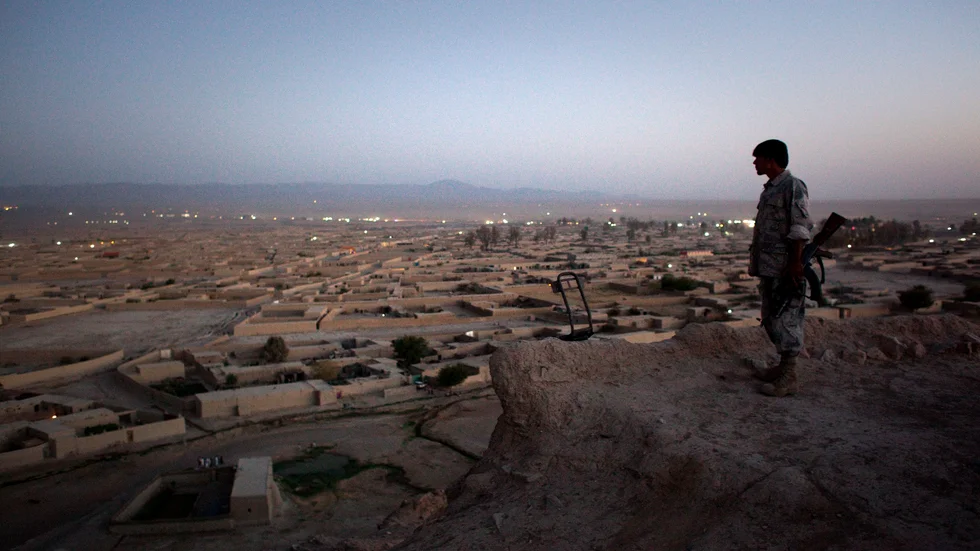En gränspolis tittar ut över Chaman, den pakistanska stad som ligger i anslutning till Spin Boldak. Arkivbild.