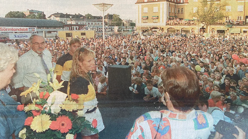 Många katrineholmare kom till Stortorget för att hylla OS-hjältinnan Susanne Gunnarsson. 
