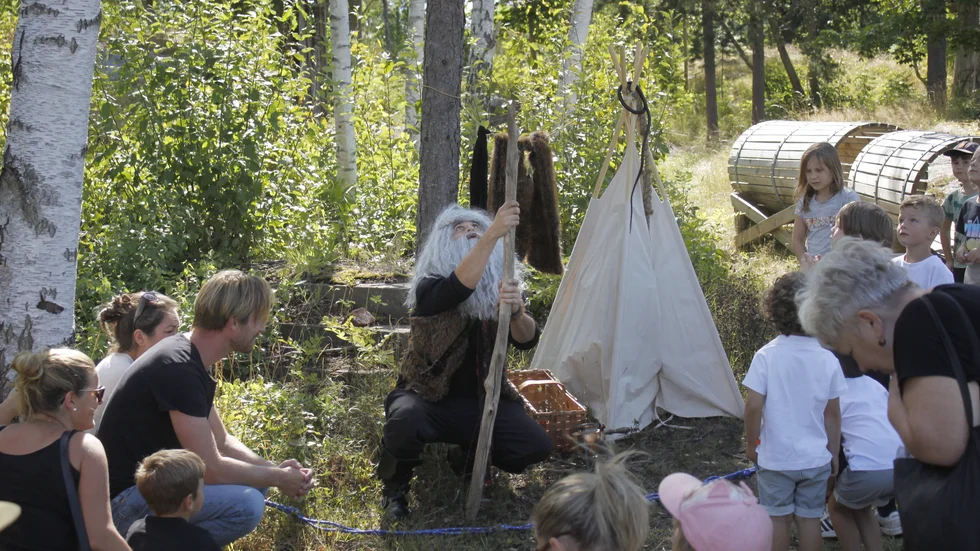 Komikern Martin Lagos spelar fyra olika roller i Teater Carpas föreställning "Skogshäxan". I tisdags sattes den upp i såväl Hälleforsnäs som Malmköping.