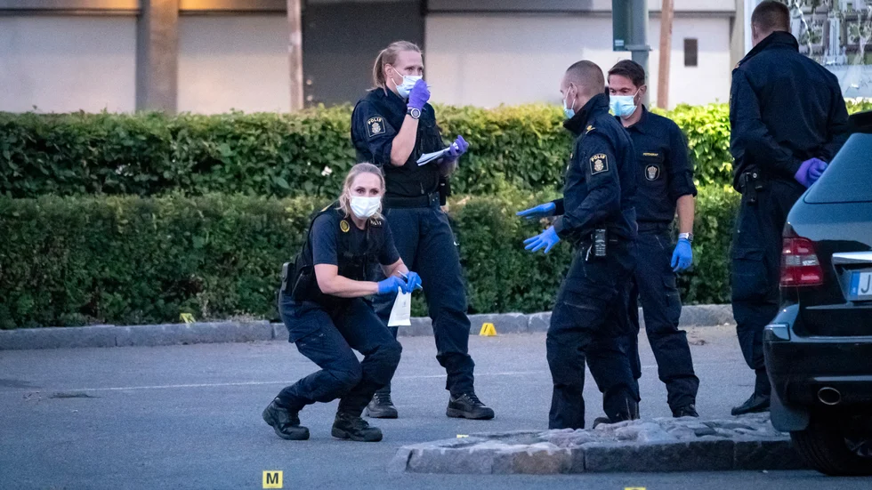 Kriminaltekniker på plats innanför avspärrningarna vid Gamlegårdens Centrum i Kristianstad efter tisdagens skottlossning.