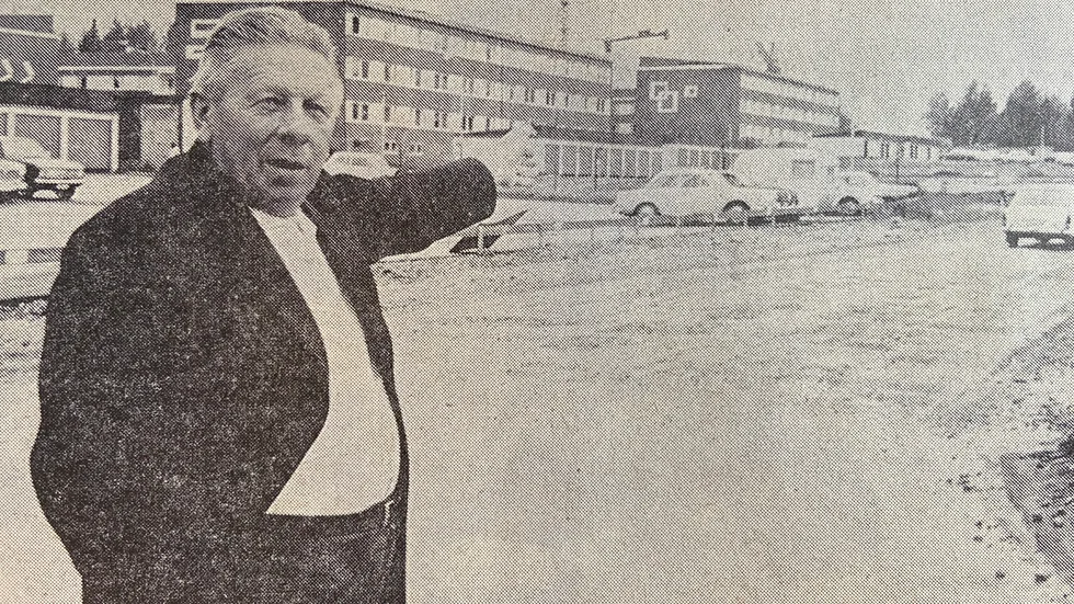 Pensionär Nils Nilsson visar vilken gata som många har svårt att hitta.