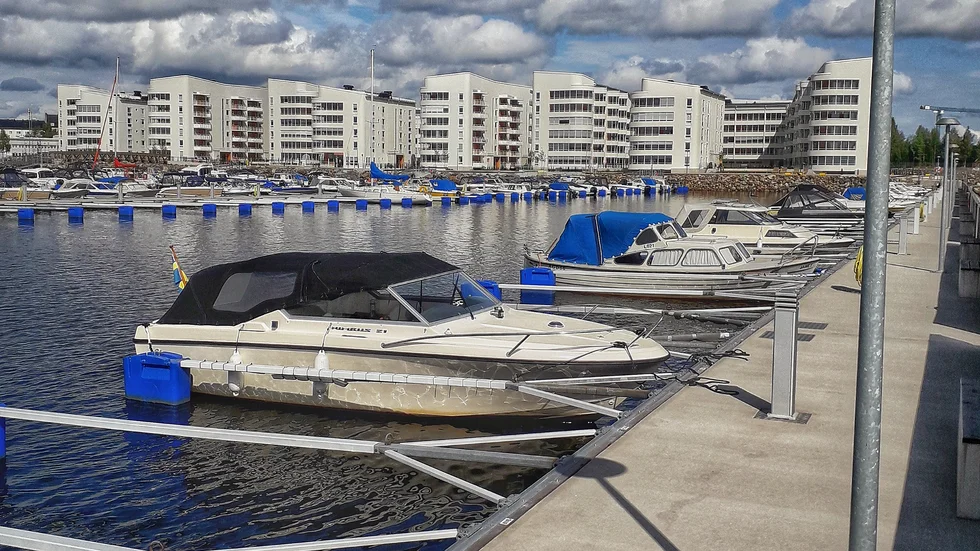 Södra hamn i Luleå med Kuststad i bakgrunden.