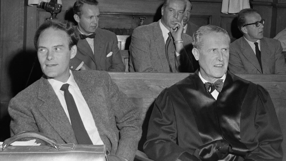 1960-talets moraldebatter föregicks av en rad uppmärksammade tryckfrihetsrättegångar om skönlitterära verk, i nordiska och andra länder. På bilden den norske författaren Agnar Mykle (tv) inför rätta, om en roman som i åtalet bedömdes som pornografisk. Viktigare än de ibland spektakulära rättegångarna var långt bredare principfrågor som än i dag är aktuella, om  lagstiftningsmaktens återhållsamhet inför privatlivets moralfrågor.