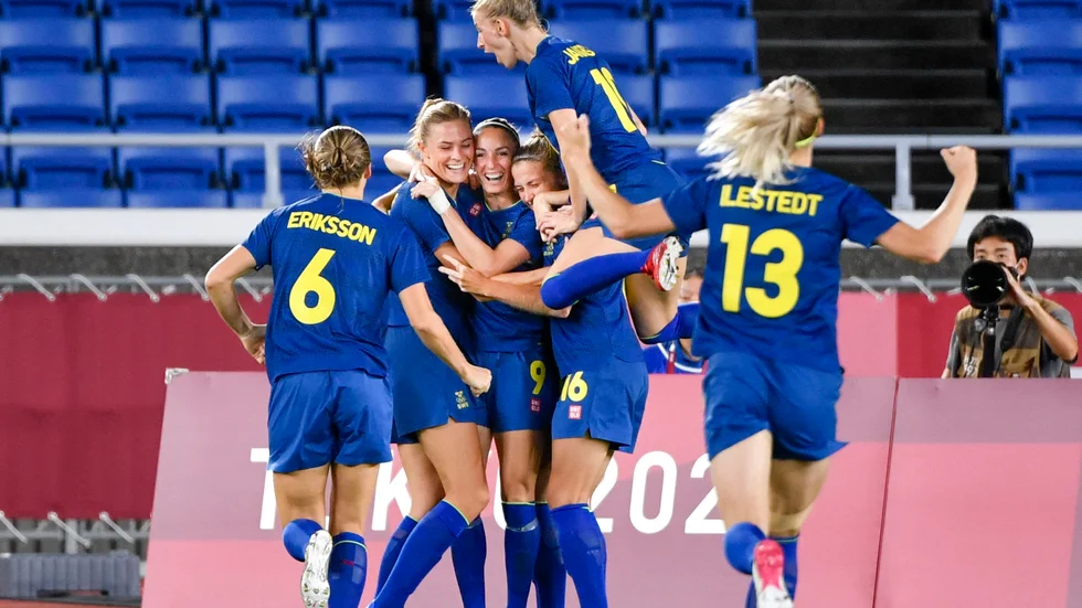 På lördag kommer fotbollslandslaget att tas emot på Stockholms stadion efter sitt OS-guld eller OS-silver.