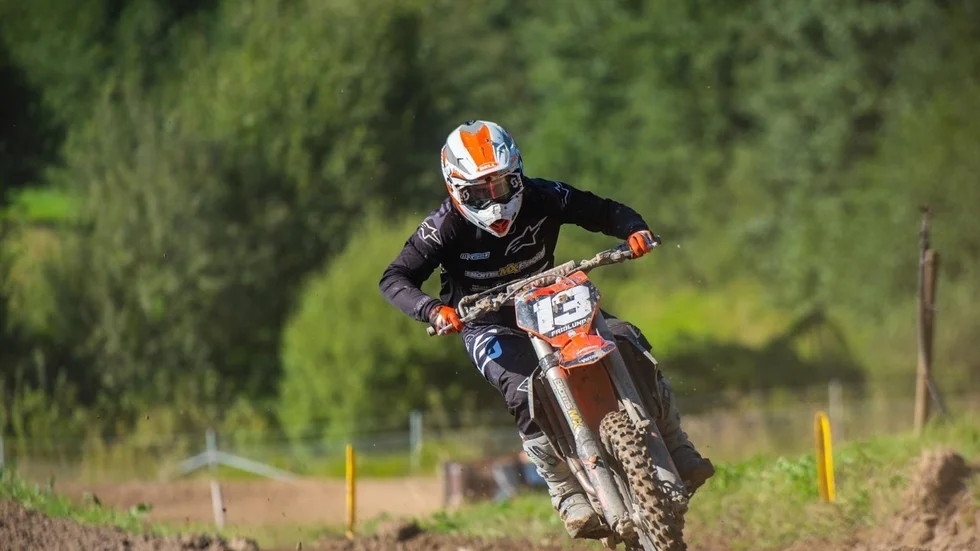 Det var två motocrossar som blev stulna från Adam Fridlund. 