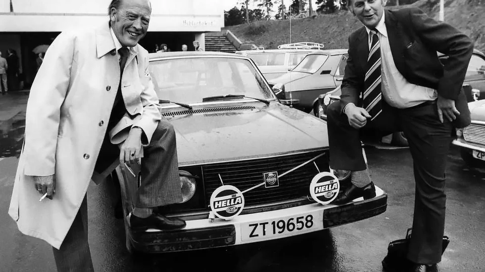 Norges före detta statsminister Odvar Nordli poserade tillsammans med Sveriges dåvarande statsminister Thorbjörn Fälldin, framför en Volvo, under en förhandling i Nordnorge. 