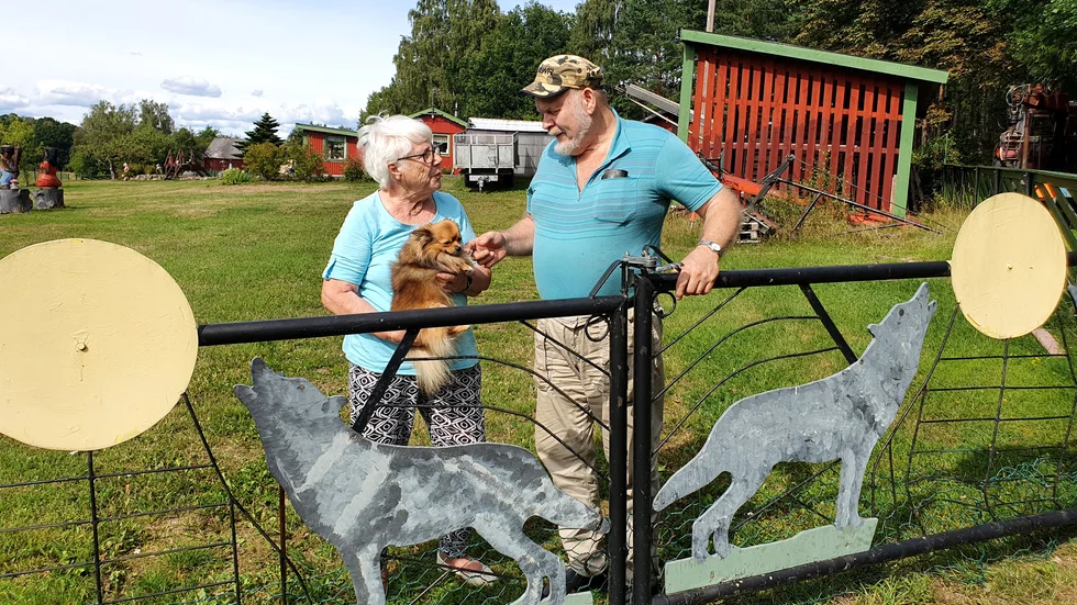 Återbruk av ratat material och spillbitar har gett Bernt och Sigbritt Söderberg, Trollebo, en udda trädgård där ylande vargar vaktar vid grinden. Många barnfamiljer har under åren stannat till och bett om att få kika runt på deras annorlunda tomt.