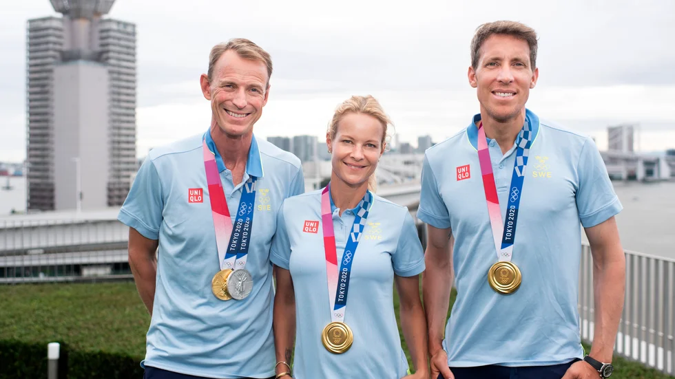 Peder Fredricson, Malin Baryard Johnsson och Henrik von Eckermann med sina guld från lagtävlingen i OS.
