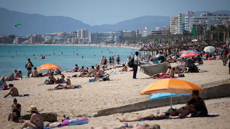 Turister på stranden på Mallorca. Bilden är från den 7 juni.