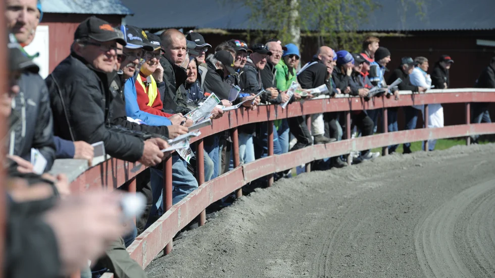 Midsommartravet brukar locka mycket folk