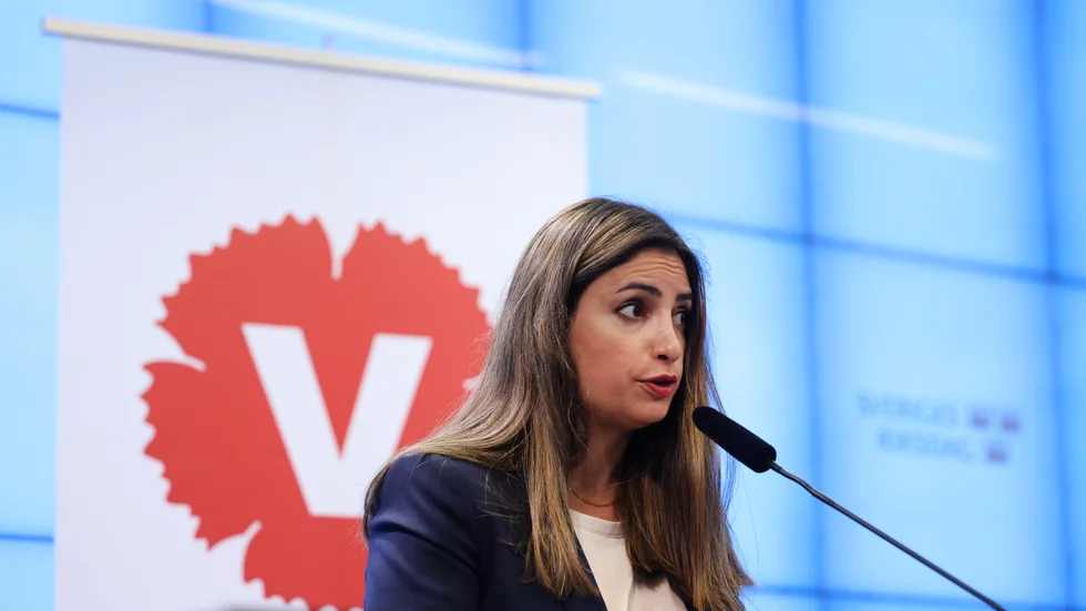 "Vänsterpartiet har deklarerat som ett villkor för stöd till en S+MP-regering att inga steg mot marknadshyror ska tas, hur kunde regeringen och samarbetspartierna låta den egna prestigen och principfasthet gå före landets bästa?".