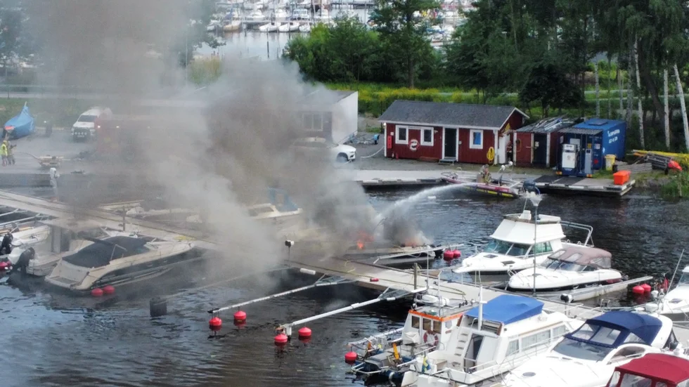 Flera båtar fattade eld i Skarholmen på fredagseftermiddagen.