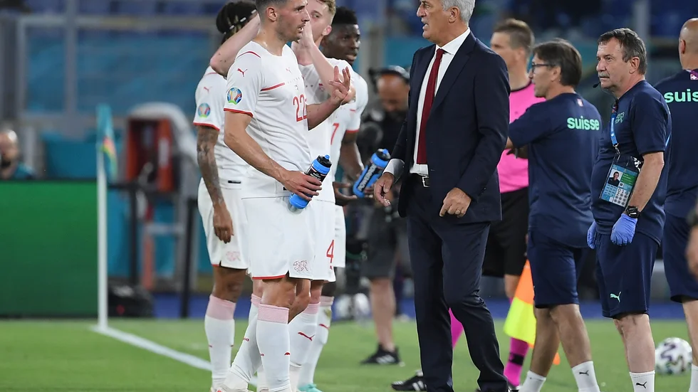 Schweiz förbundskapten Vladimir Petkovic, till höger, ber om supportrarnas stöd inför ödesmötet med Turkiet. Arkivbild.