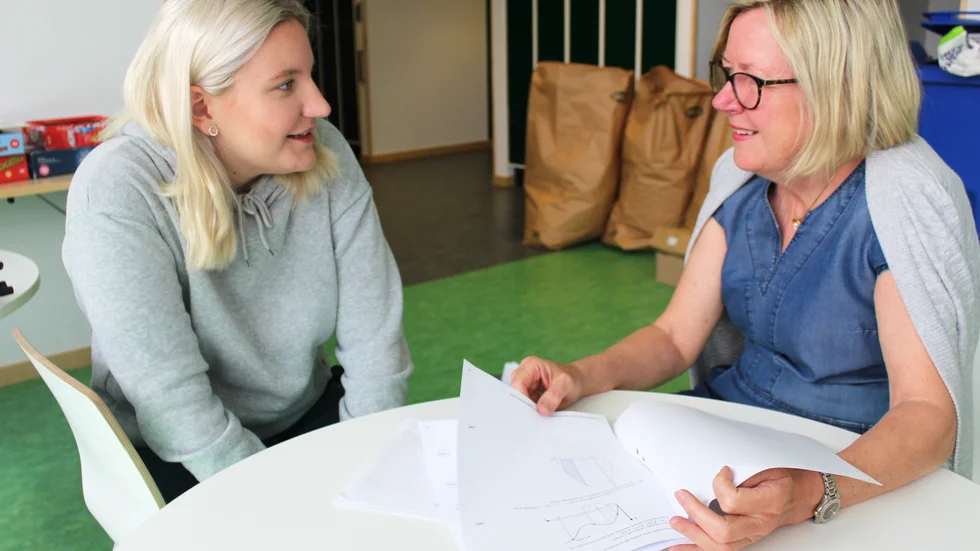 Studenten Annie Landers klarade slutprovet på sommarskolan och fick beskedet av läraren Ann-Catherine Oweling.