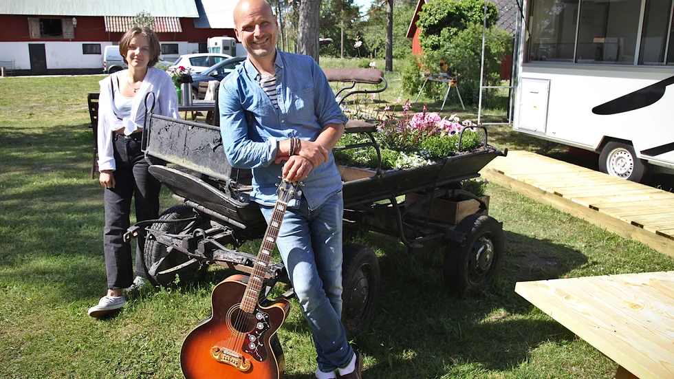 Fredrik Willstrand och dottern Malva drar igång musikunderhållning i Buttle under sommaren, med start på midsommardagen