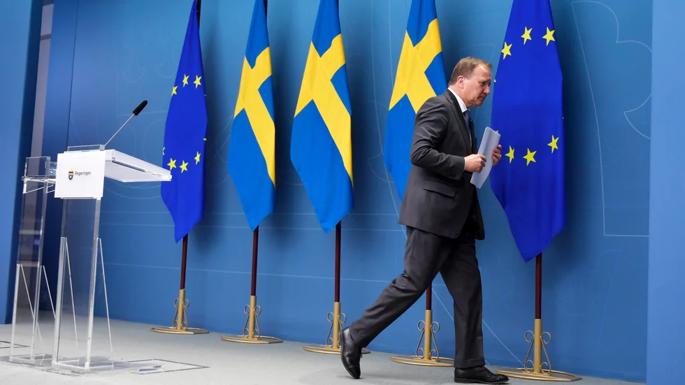 Statsminister Stefan Löfven (S) på väg ut från pressträffen i Rosenbad efter att ha förlorat misstroendeomröstningen i riksdagen.