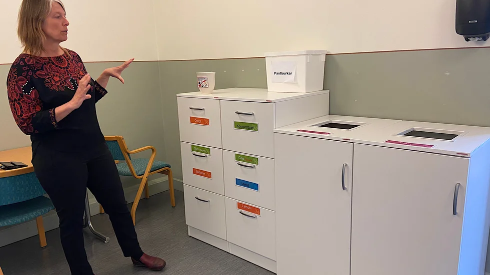 De enskilda papperskorgarna med plastpåsar i har tagits bort i rådhuset och ersatts av återvinningsstationer. Här visar Karin Faxer, miljöstrateg, den största.