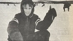 Stefan Hellgren, 10 år, Älvsbyn, visar stolt upp en av sina fiskar vid Korsträsknappet.