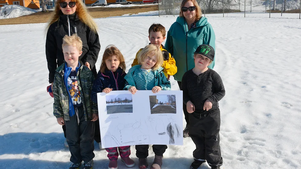 Förskollärarna Shadia Ramo och Carina Nordström med barnen Ville,5, Nicole,5, Ikaroz,5, Luna,5 och Melker,6.