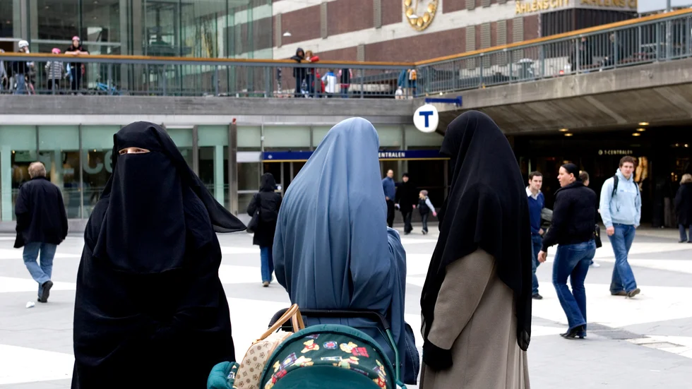 "Skolan bör vara befriad från slöjan. På samma sätt bör offentliga platser förbjuda klädnader som omöjliggör identifieringar", skriver krönikör Jenny Ekenlie.
