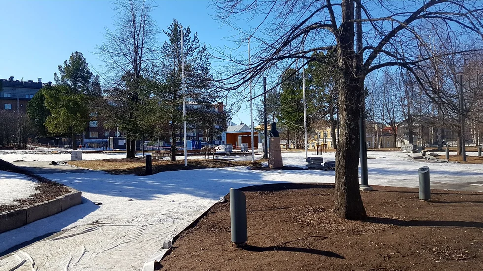 Stadsparken tinar nu fram och arbetet med att färdigställa ombyggnaden tar fart. Mycket hann göras i höstas, det som främst återstår är en del plattläggning, plantering samt bygget av den nya lekparken.