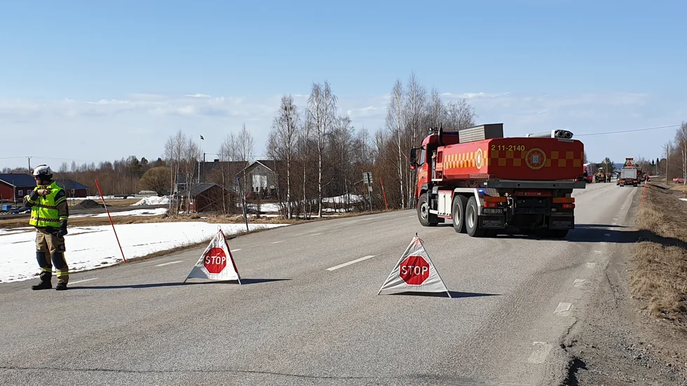 Dödsolyckan inträffade på Älvsbyvägen efter att en lastbil krockat med en personbil.