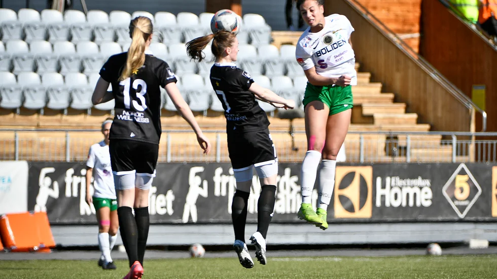 Arianna Veland når högst, i en av många, nickdueller i Moröns säsongspremiär mot Alingsås.