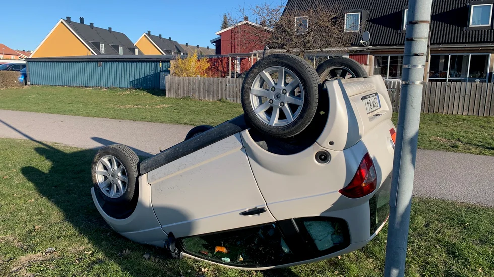 Natten mellan fredag och lördag vältes mopedbilen mot en lyktstolpe på Arrendegången i Trosa.