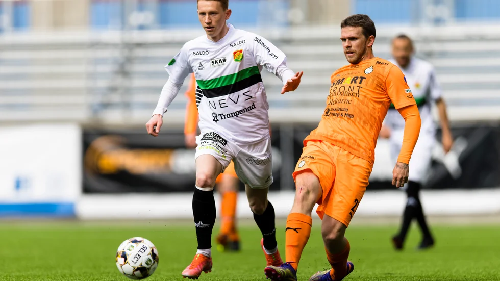 Gais Julius Lindberg och AFC Eskilstunas Jesper Manns i en duell.