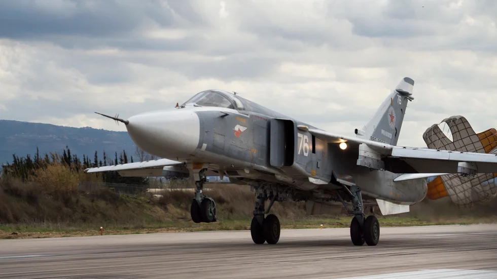 Ett ryskt stridsflygplan av typen SU-24 lyfter från den ryska flygbasen Hmeimim i Syrien för ett stridsuppdrag i landet. Arkivbild.