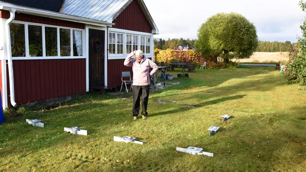 Eva Esko ska få en bullerskärm uppsatt runt uteplatsen, fästena för stolparna är på plats. 