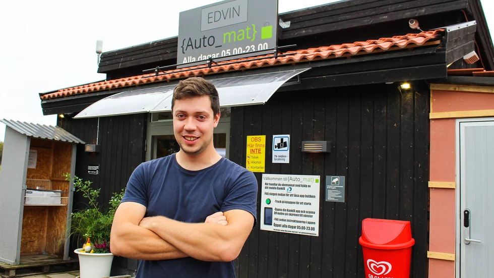 Edvin Johansson framför sin butik i Ekängen. Han hoppas att det ska öppnas en AutoMat-butik i Mantorp innan årets slut.