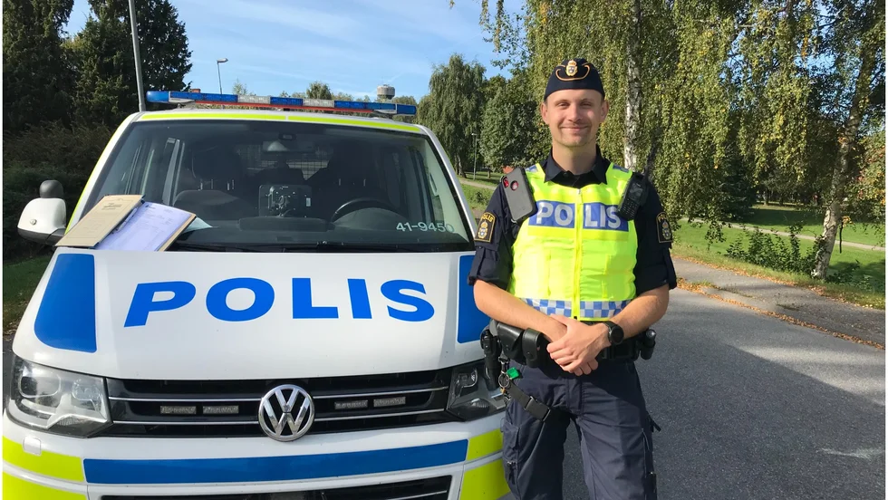 Polisaspiranten Linus Gustafsson tror på dialog snarare än utskällning, för att komma till bukt med fortkörningarna. 