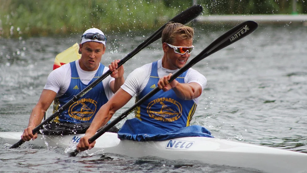 Joakim och Dennis Lindberg tog SM-guld i helgen – och blev klara för VM. Tvillingarna från Hällestad ska köra 30 kilometer tillsammans i Rumänien om ett par veckor.