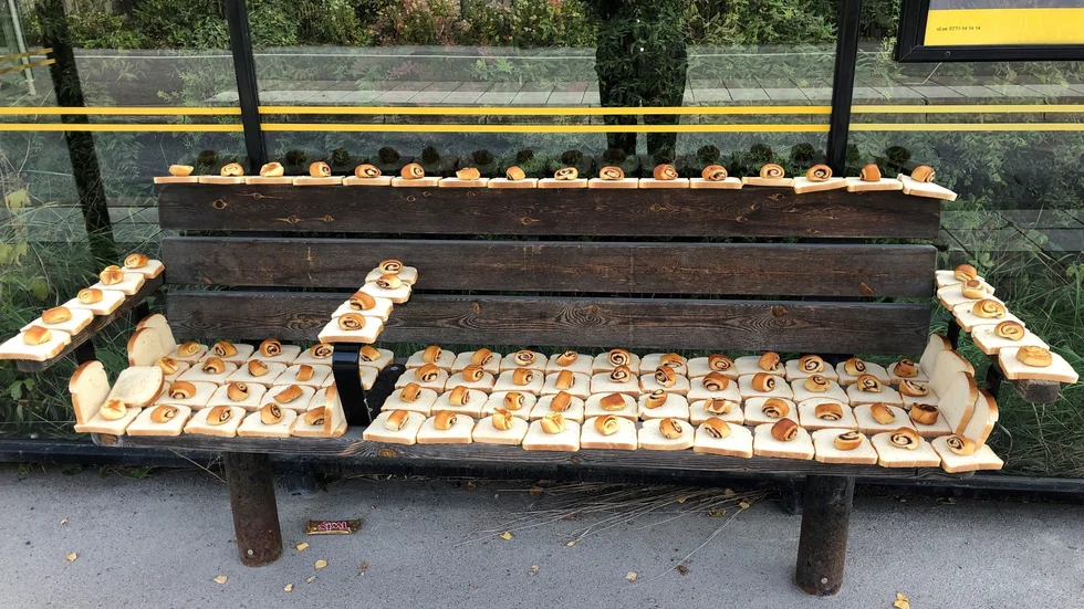 I en busskur vid Backmovägen i Bergsbrunna hade någon i söndags skapat en kreation av bröd och bullar. Var det du? Kontakta gärna UNT.