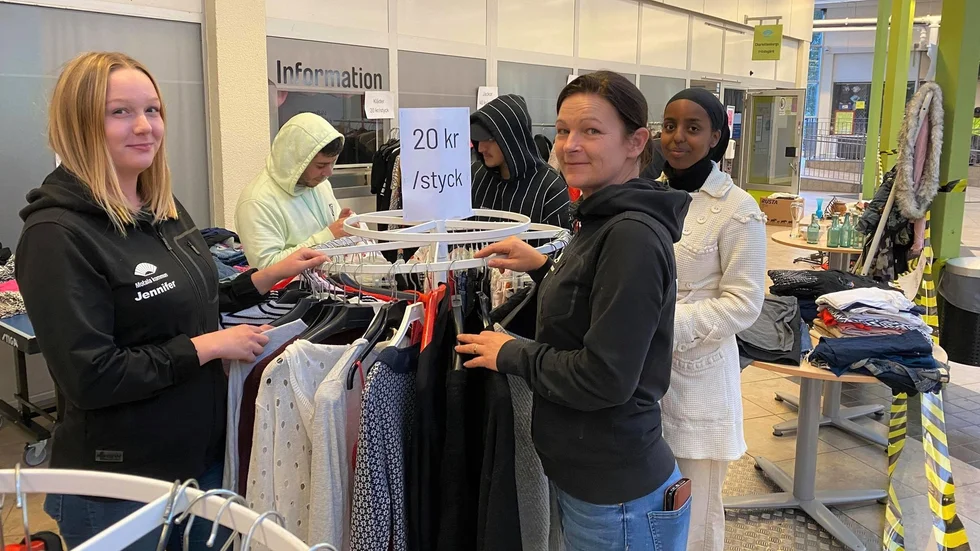 Jennifer Gustafsson, Petra Hansson och Mona Yousef, som har hjälpt till med loppisen under dagen. 